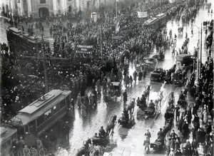 Donne in una dimostrazione su Nevsky Prospekt, San Pietroburgo, 1917 da Russian Photographer